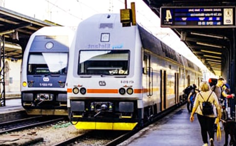 ���\������