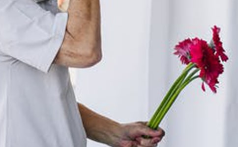 ��Ů���ѵ�Ǹ���zӑ��